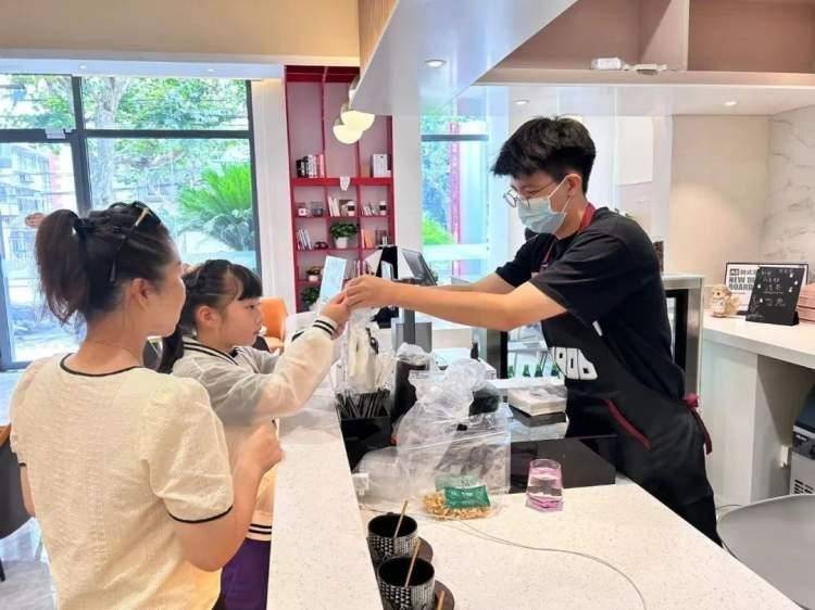 从校园到社区他们带来了书香咖啡香(图5)