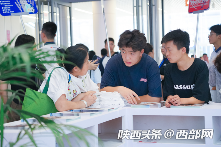 200余所学校与考生家长面对面交流 西安2023年中招咨询会启幕(图5)