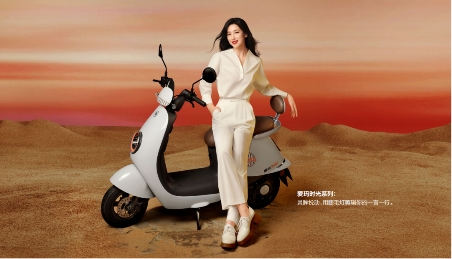 爱玛惊艳时尚圈！携品牌时尚官朱珠登《ELLE》让中国设计引领世界潮流！(图3)