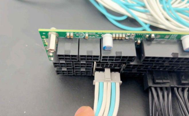 新16Pin 接口实测温度低、即使不完全插入也可以满血输出(图3)