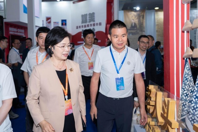 温州文博会——3米长巨型鞋底书写老人头的“百年心”(图2)