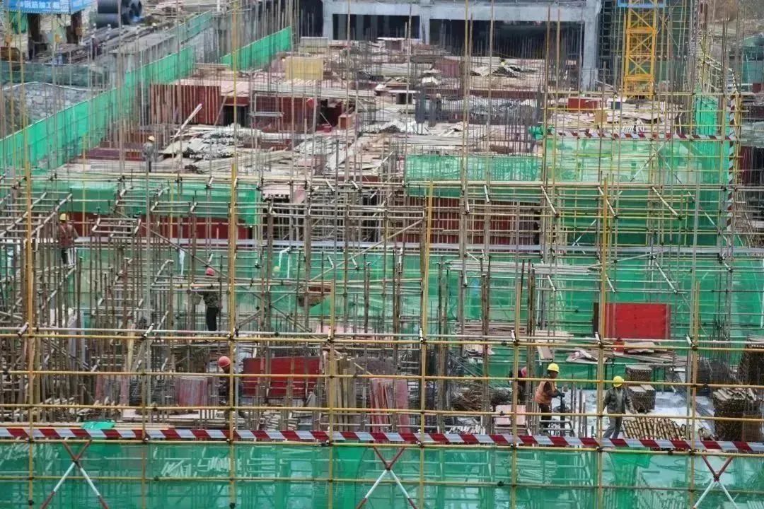 输出6000余人一年挣回3亿元｜普安龙吟架子工走南闯北“打”出响亮品牌(图2)