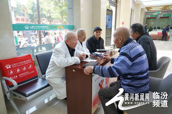 大宁农商银行城关支行：行内赋能 行外“输出” 让金融服务触手可及(图3)