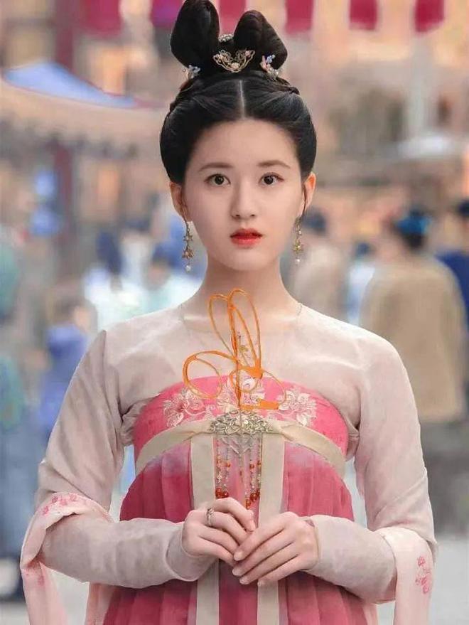 代言辱华品牌生日会被质疑“割韭菜”赵露思也“翻车”了？(图20)