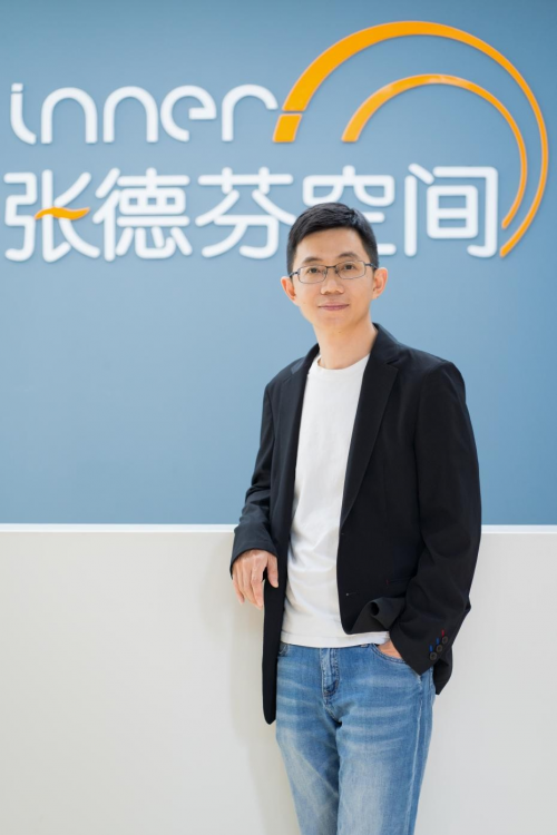 张德芬空间CEO卢熠翎获杰出爱心企业家奖：呼唤更多人关注公益事业(图2)