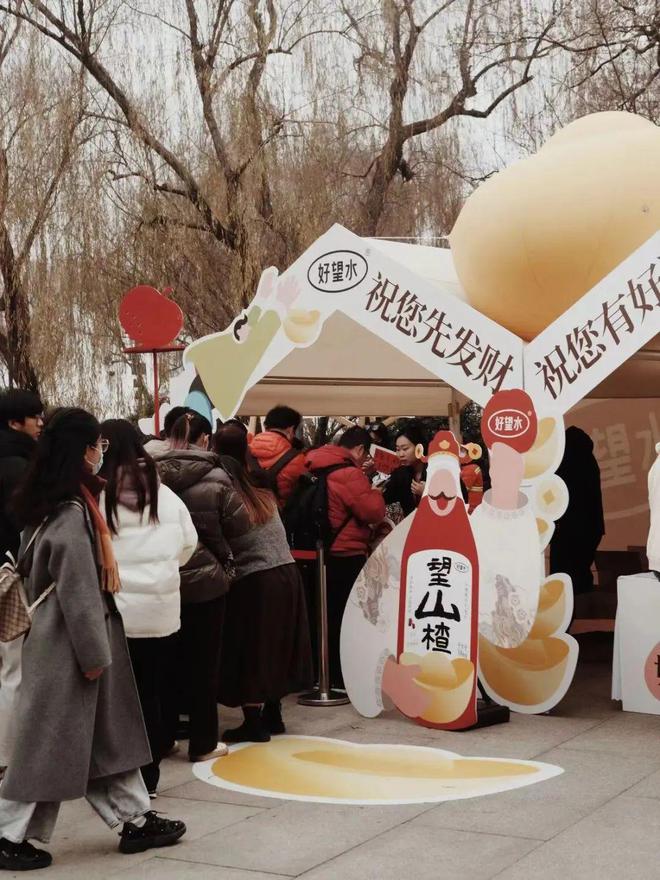 品牌周报｜珀莱雅把用户故事做成地铁诗展、好望水开设跨年市集、野兽派家居以现代织物呈现「与龙共舞」(图2)