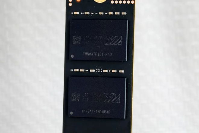 速度突破7400MBs、没有散热片也能稳定输出！长江存储PC411商用消费级固态硬盘测试(图2)