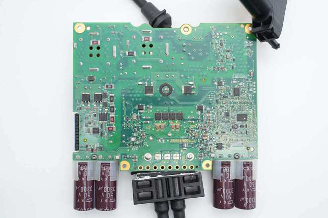 逆变器果然还得看它家ENPHASE 215W光伏并网微型逆变器拆解(图3)