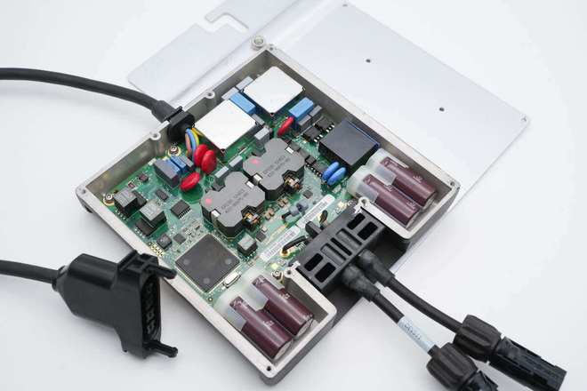 逆变器果然还得看它家ENPHASE 215W光伏并网微型逆变器拆解(图2)