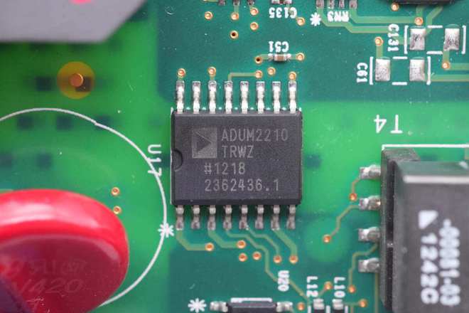逆变器果然还得看它家ENPHASE 215W光伏并网微型逆变器拆解(图5)