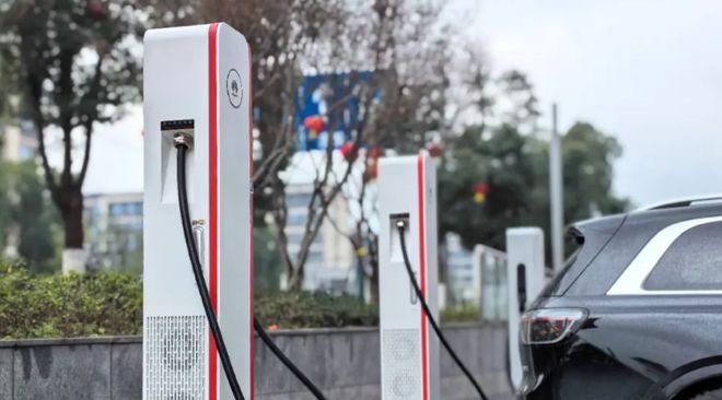 华为超充于赛力斯集团园区投入使用单枪最大输出 600kW(图2)