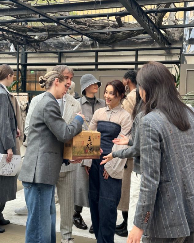 袁姗姗国际场合给品牌方送大米礼物网友：这波文化输出绝了！(图2)