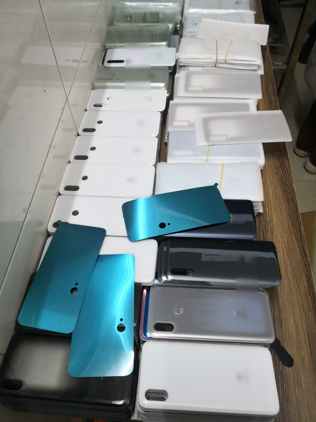 从化警方打掉一制售假冒品牌手机后盖窝点涉案金额近80万元(图2)