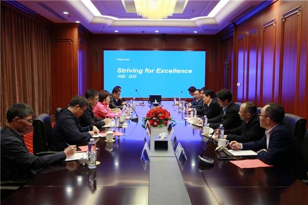 以铸造世界品牌为目标——中国橡胶工业协会会长徐文英调研江苏兴达(图2)