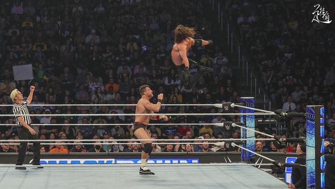 WWE冠军下一位挑战者敲定蓝色品牌新版双打腰带长这样？(图11)